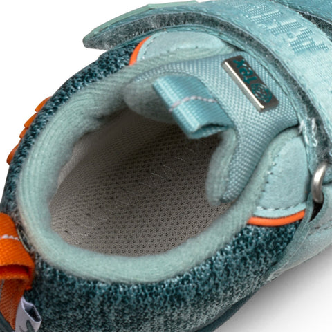 Kid happily running in AFFENZAHN TEX Knöchelschuh HAPPY HASE - petrol - orange shoe
