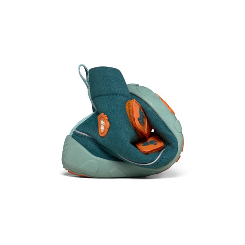 Young child happily running in AFFENZAHN TEX Stiefel COMFY HASE - petrol - orange boots with orange bunny ears