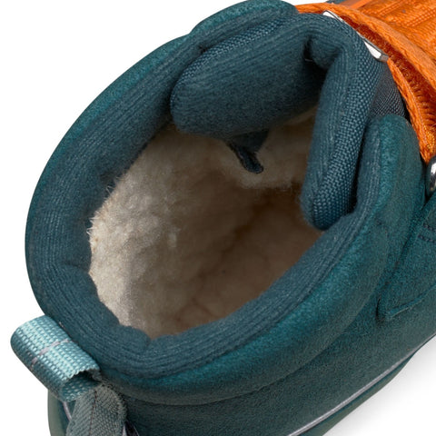 Happy kid wearing AFFENZAHN TEX Stiefel COMFY HASE - petrol - orange boots with reflective details for visibility