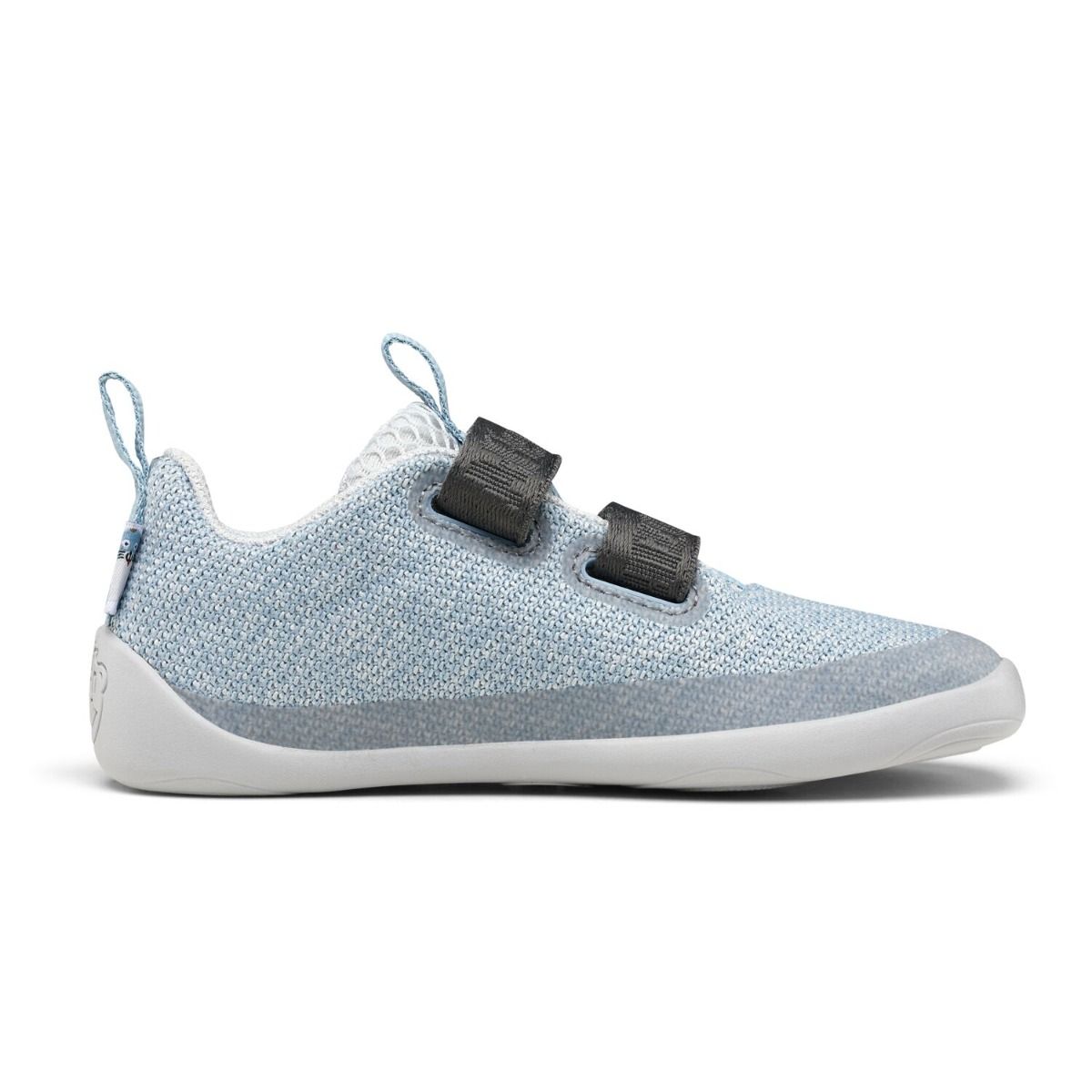 Adorable AFFENZAHN Barfuß Halbschuh KNIT HAPPY ROBBE in light grey and ice blue, perfect for little explorers