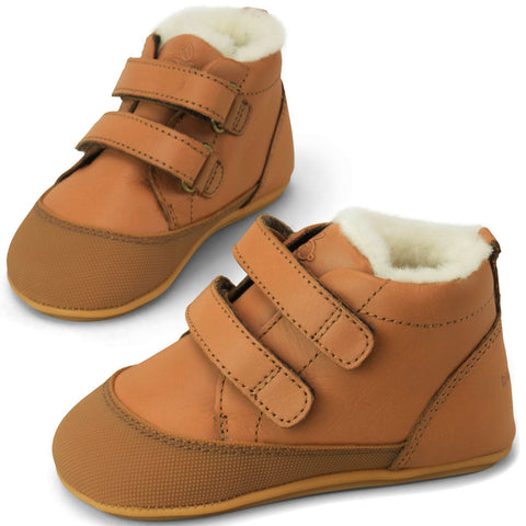 A pair of BUNDGAARD PreWalker III WINTER BG501022 in cognac color, a stylish and durable pre-walker shoe for babies during the winter season