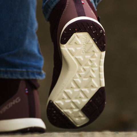 Viking Gore-Tex Knöchelschuh Spurt Mid Reflectiv GTX 1V in beere, a high-performance waterproof and reflective ankle shoe for outdoor activities