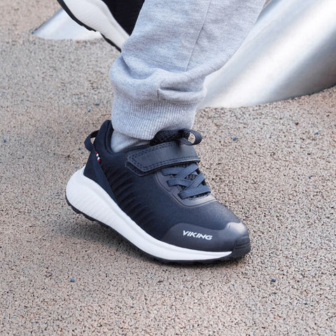 Side angle image of the VIKING GORE-TEX Halbschuh AERY TAU LOW GTX - navy shoe, demonstrating its versatility for outdoor activities and everyday wear