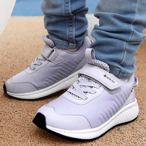 Man wearing VIKING GORE-TEX Halbschuh AERY TAU LOW GTX - flieder