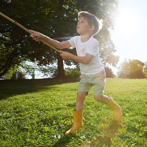 Yellow VIKING Gummistiefel JOLLY PRINT with bee pattern, ideal for kids playing in wet conditions